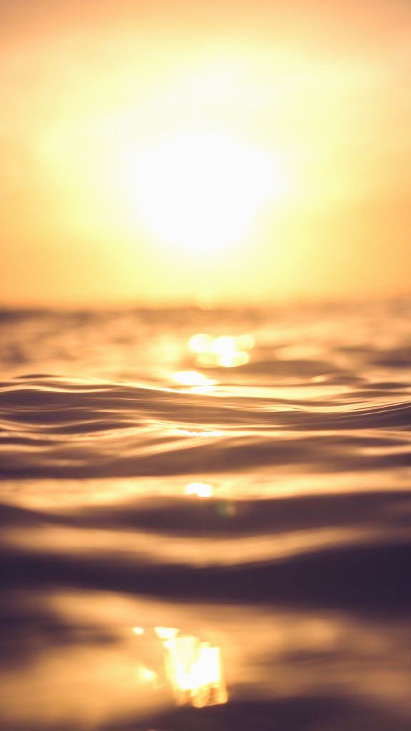 Sonnenuntergang über dem Wasser